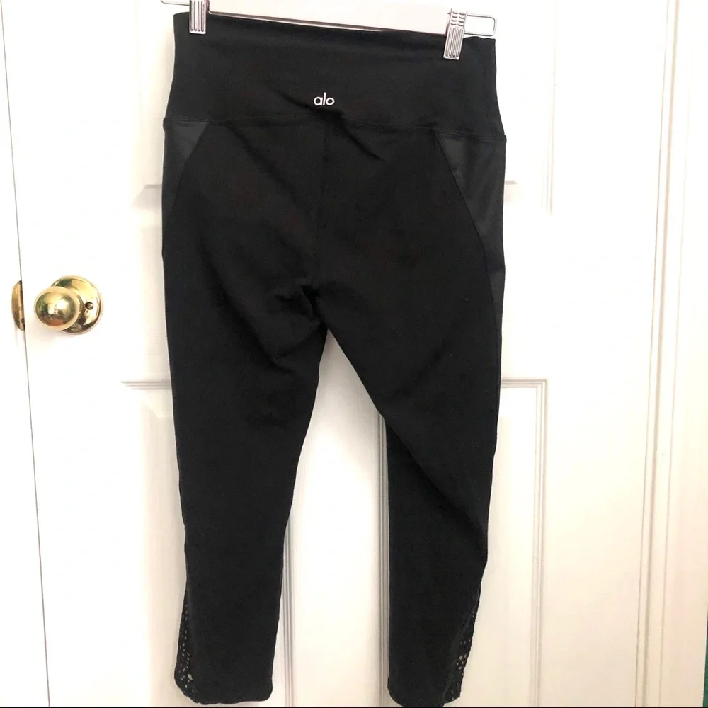 alo yoga black capri leggings laser cut design M